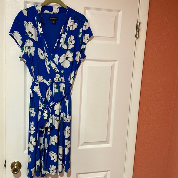Liz Claiborne Dresses & Skirts - Liz Claiborne Career faux wrap belted dress.  Size large  Worn once.  Blue/white